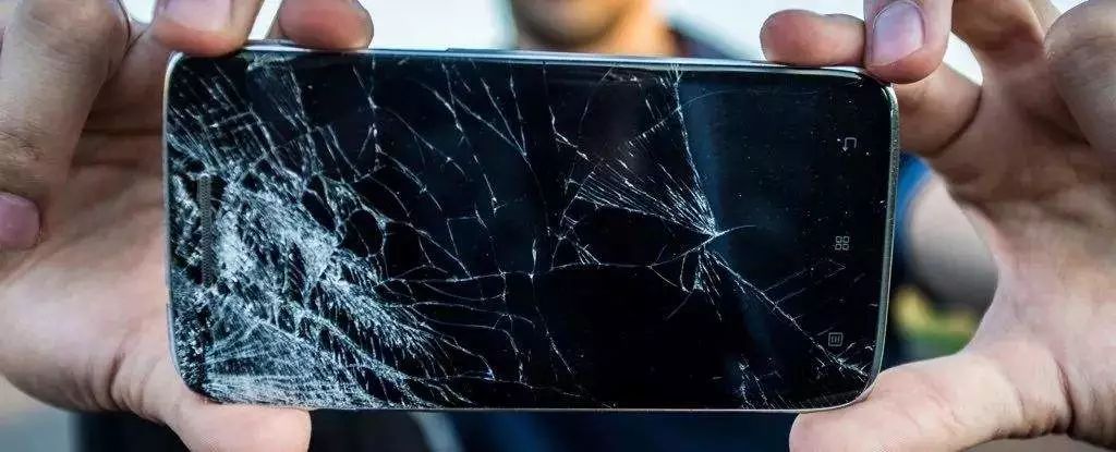 手机屏幕为何一摔就碎呢？