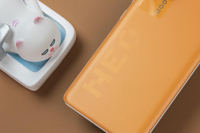 iQOO Neo5像素橙开箱：5万方格致敬像素风游戏元素