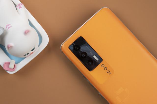 iQOO Neo5像素橙开箱：5万方格致敬像素风游戏元素