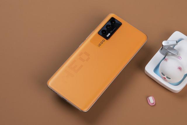 iQOO Neo5像素橙开箱：5万方格致敬像素风游戏元素