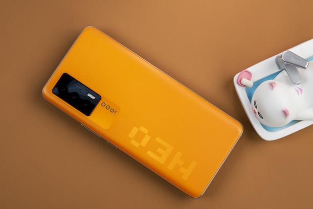 iQOO Neo5像素橙开箱：5万方格致敬像素风游戏元素