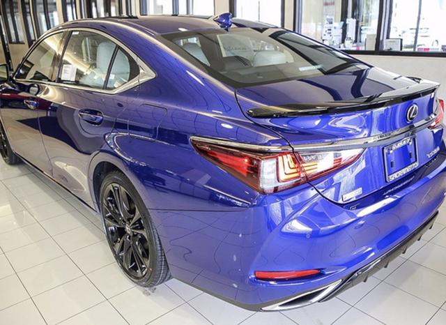 搭载3.5L V6发动机：雷克萨斯ES 350实拍图曝光