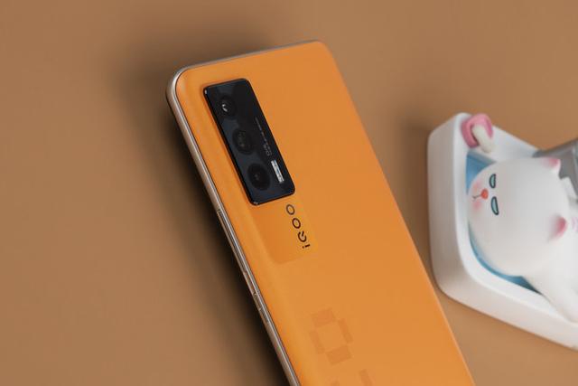 iQOO Neo5像素橙开箱：5万方格致敬像素风游戏元素
