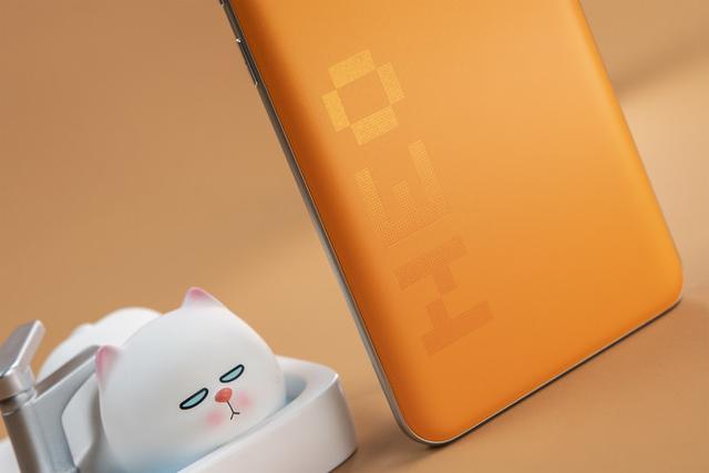 iQOO Neo5像素橙开箱：5万方格致敬像素风游戏元素