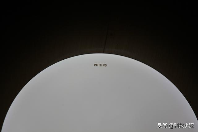 懒人必备，不起床也能控制开关的吸顶灯，还能自动调节色温