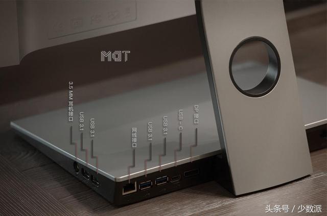 搭载 USB-C 接口显示器推荐：明基PD2710QC