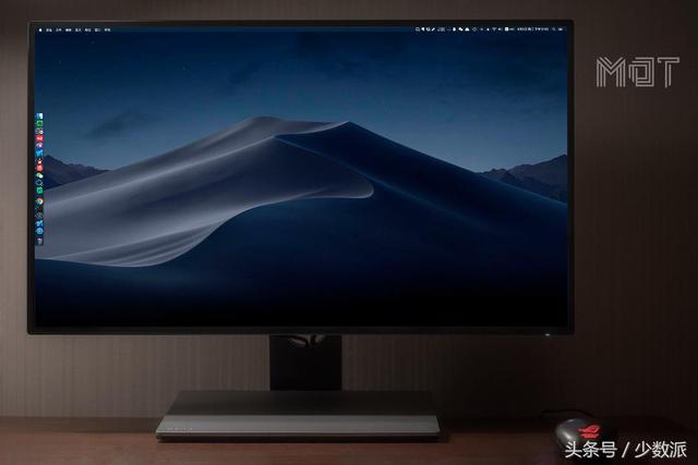 搭载 USB-C 接口显示器推荐：明基PD2710QC