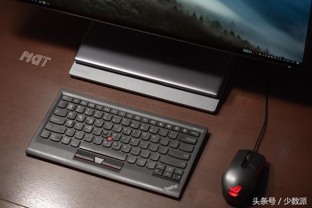 搭载 USB-C 接口显示器推荐：明基PD2710QC
