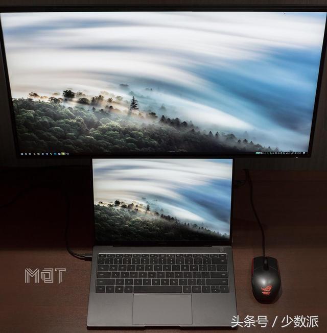 搭载 USB-C 接口显示器推荐：明基PD2710QC