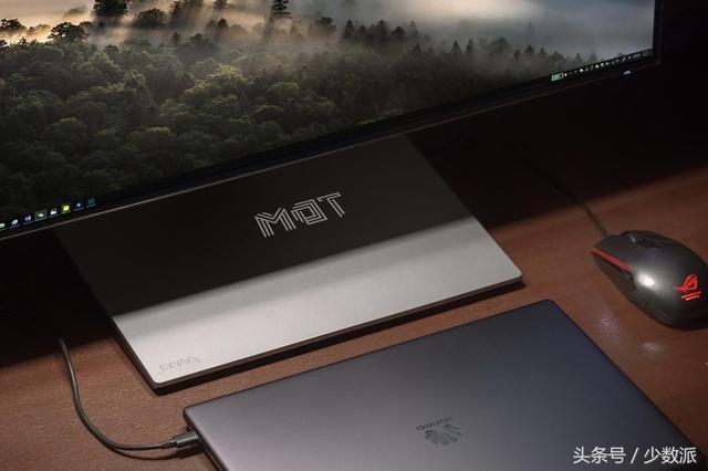搭载 USB-C 接口显示器推荐：明基PD2710QC