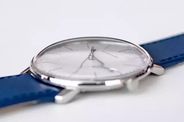 手表蓝宝石镜面是什么材质（怎样辨别蓝宝石表镜）