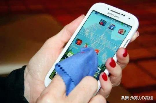 手机屏幕脏了怎么擦才能保持干净（手机屏幕脏了怎么清洁最干净?）
