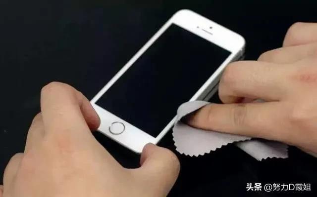 手机屏幕脏了怎么擦才能保持干净（手机屏幕脏了怎么清洁最干净?）