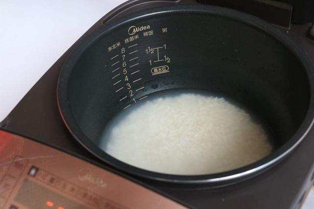 电饭锅底盘上的脏东西怎么处理?（平底锅边上的脏东西怎么刷掉?）