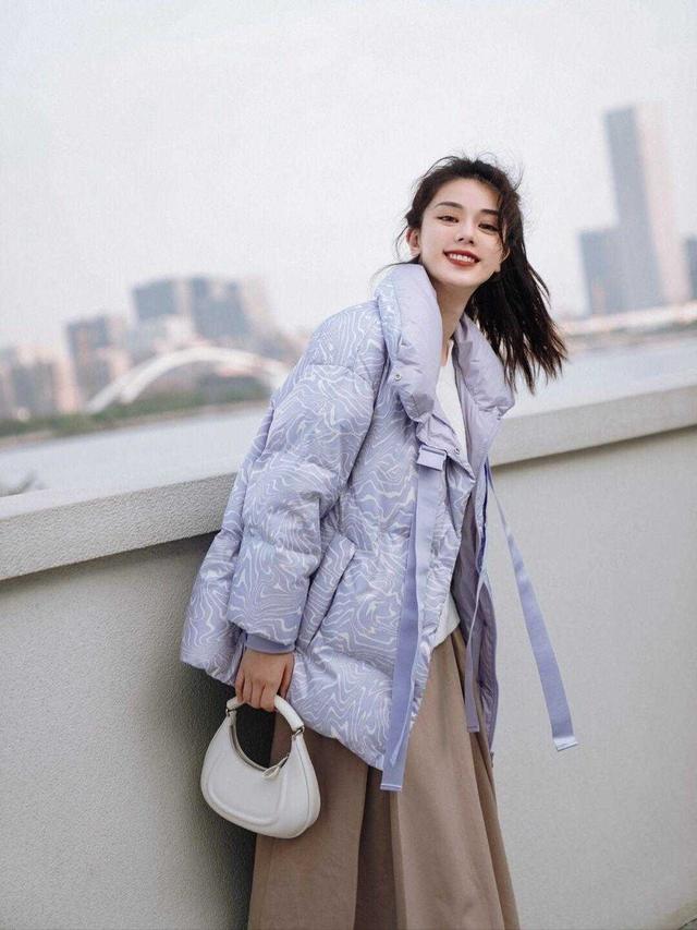 抢色的羽绒服外套配什么样的内搭（红色羽绒服外套配什么颜色内搭最好看）