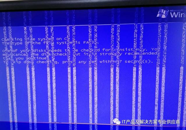 电脑屏幕出现彩色竖纹怎么解决（电脑显示屏出现竖线条纹怎么处理）