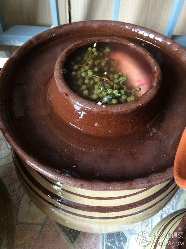 泡菜坛子第一次使用怎么处理这坛子（新买的泡菜坛子怎么处理才可以用泡）