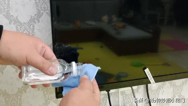 电视灰尘怎么擦才能擦的干净（电视柜上的灰尘怎么能擦干净）