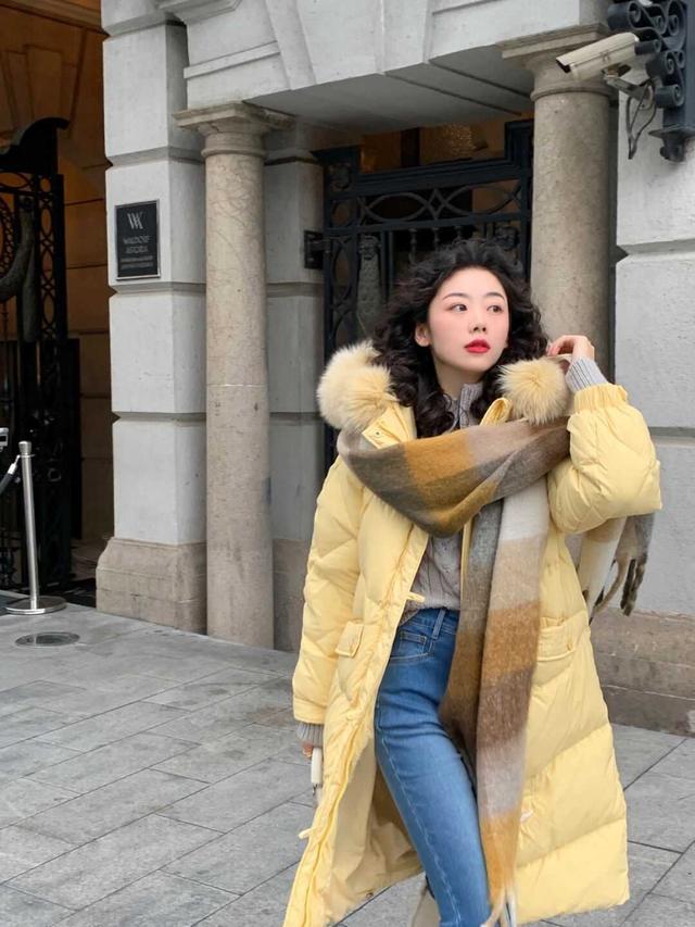 抢色的羽绒服外套配什么样的内搭（红色羽绒服外套配什么颜色内搭最好看）