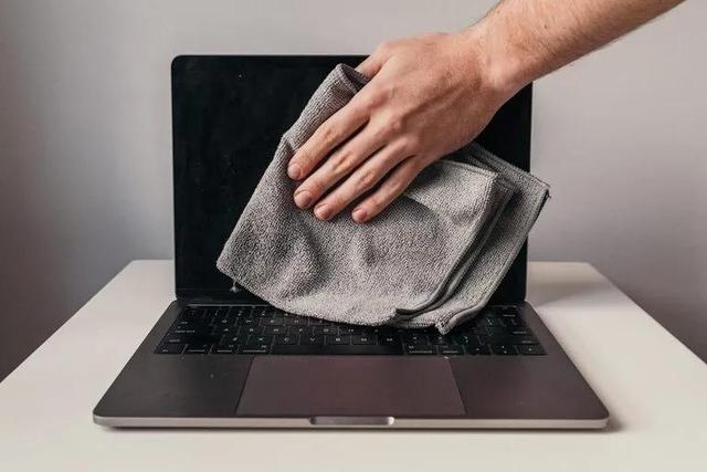 笔记本电脑的屏幕怎么擦洗?（笔记本屏幕怎么擦干净生活小窍门）