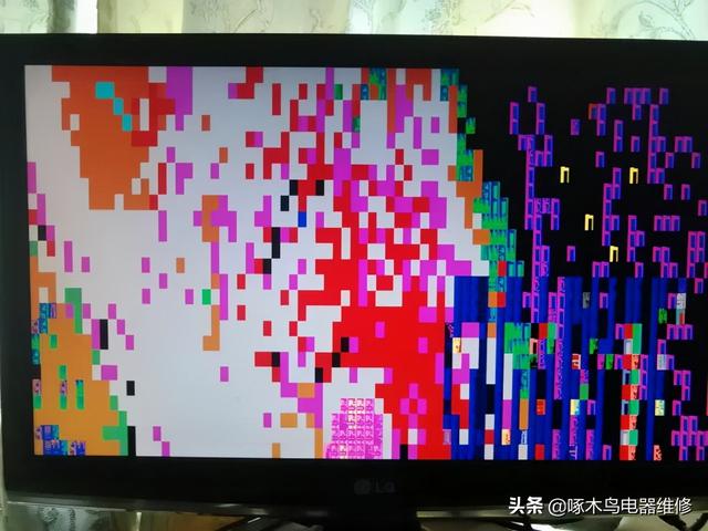液晶屏花屏原因（导致显示器花屏现象的原因有哪些）