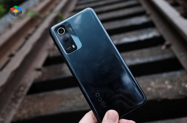 iqoou1和z5x哪个性价比好（vivoiqoou1和vivoz5哪个好）