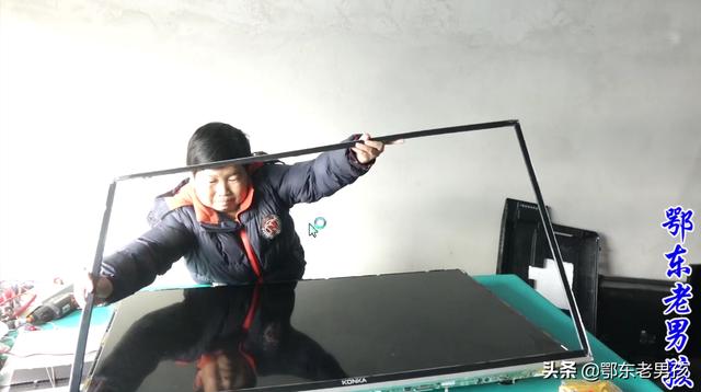 孩子把亲戚家液晶电视砸坏了（小孩把电视的液晶屏打坏了怎么办）