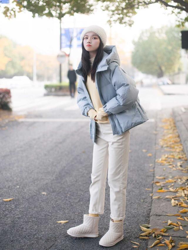 抢色的羽绒服外套配什么样的内搭（红色羽绒服外套配什么颜色内搭最好看）
