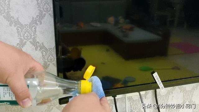 电视灰尘怎么擦才能擦的干净（电视柜上的灰尘怎么能擦干净）