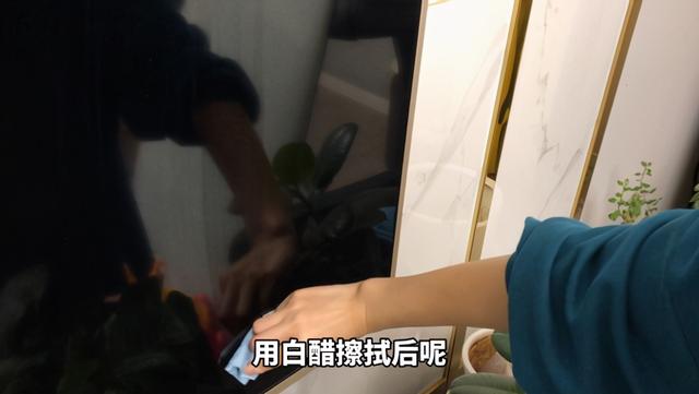 电视灰尘怎么擦才能擦的干净（电视柜上的灰尘怎么能擦干净）