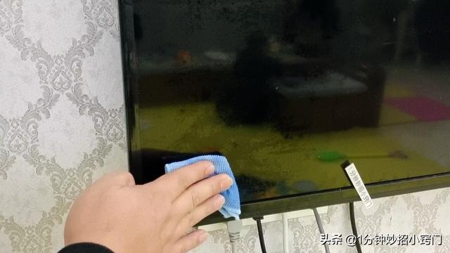 电视灰尘怎么擦才能擦的干净（电视柜上的灰尘怎么能擦干净）