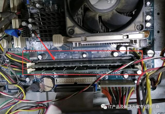 电脑屏幕出现彩色竖纹怎么解决（电脑显示屏出现竖线条纹怎么处理）