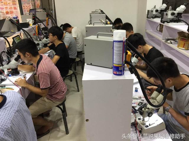 苹果手机进水了开不开机怎么办（苹果手机进水了开不开机怎么办维修多少费用）