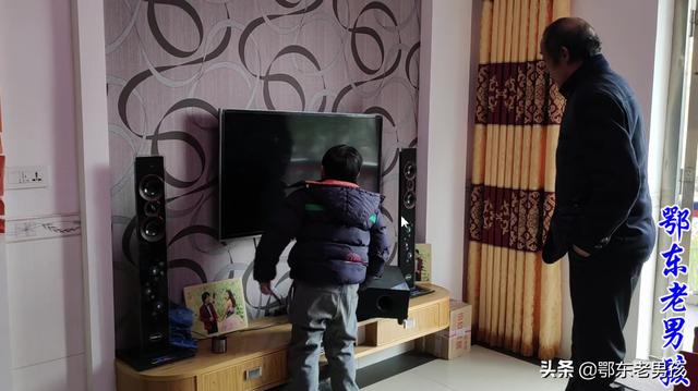 孩子把亲戚家液晶电视砸坏了（小孩把电视的液晶屏打坏了怎么办）