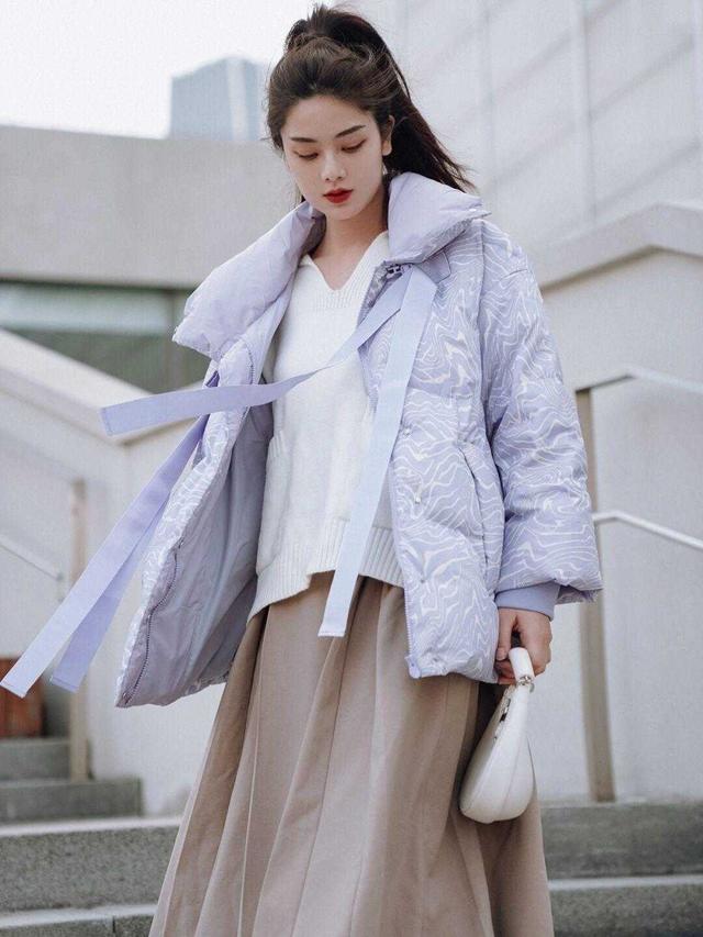 抢色的羽绒服外套配什么样的内搭（红色羽绒服外套配什么颜色内搭最好看）