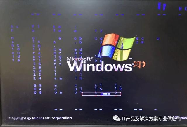电脑屏幕出现彩色竖纹怎么解决（电脑显示屏出现竖线条纹怎么处理）