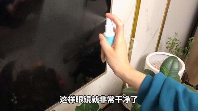 电视灰尘怎么擦才能擦的干净（电视柜上的灰尘怎么能擦干净）