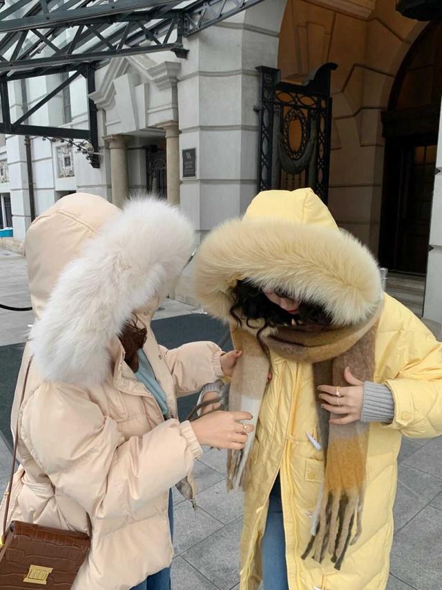 抢色的羽绒服外套配什么样的内搭（红色羽绒服外套配什么颜色内搭最好看）