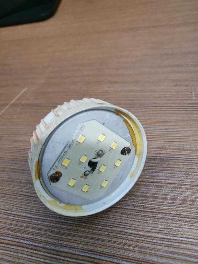 led面板灯怎么拆下来（浴霸led面板灯怎么拆下来）