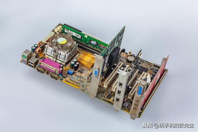 电脑液晶屏不亮怎么办（电脑显示器灯亮屏幕不亮怎么办）