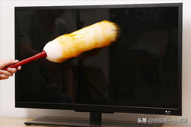液晶电视机屏幕脏了用什么擦洗（液晶电视怎样清洗屏幕内的脏物）