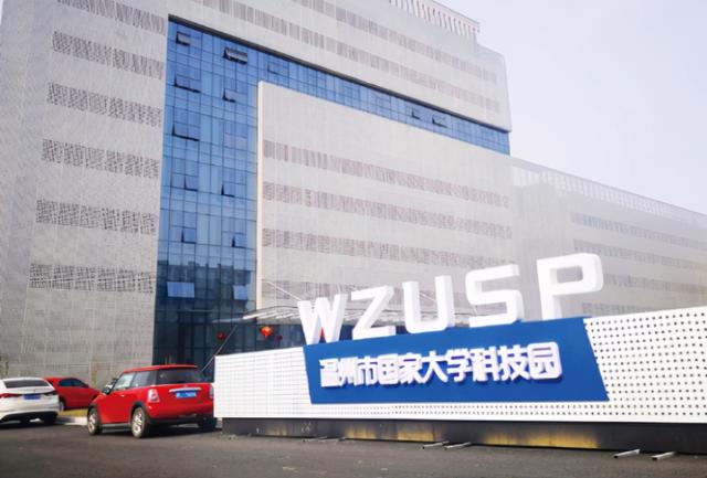 拼接屏和液晶显示器有什么区别（拼接屏和显示器的区别在哪里!）