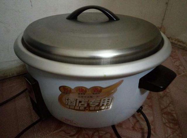 电饭锅底盘上的脏东西怎么处理?（平底锅边上的脏东西怎么刷掉?）