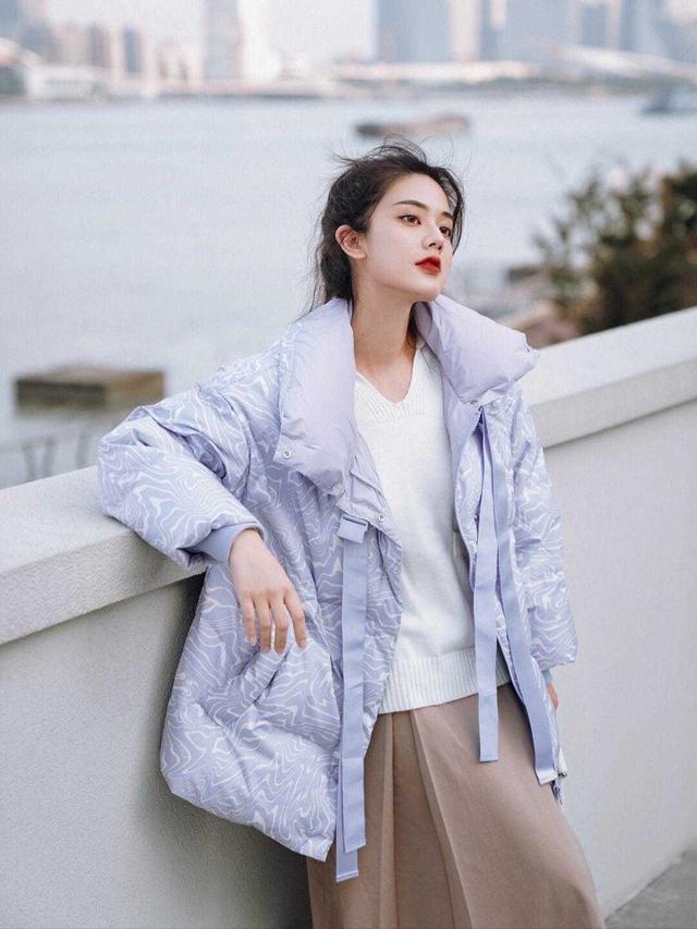 抢色的羽绒服外套配什么样的内搭（红色羽绒服外套配什么颜色内搭最好看）