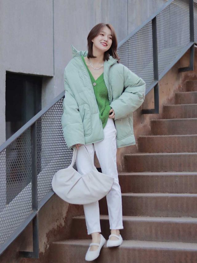 抢色的羽绒服外套配什么样的内搭（红色羽绒服外套配什么颜色内搭最好看）