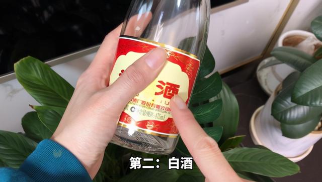 电视灰尘怎么擦才能擦的干净（电视柜上的灰尘怎么能擦干净）