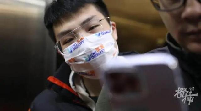 手机屏幕是不是自带有一层膜（新手机上是不是都有一层保护膜）