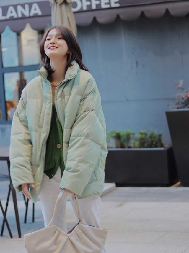 抢色的羽绒服外套配什么样的内搭（红色羽绒服外套配什么颜色内搭最好看）
