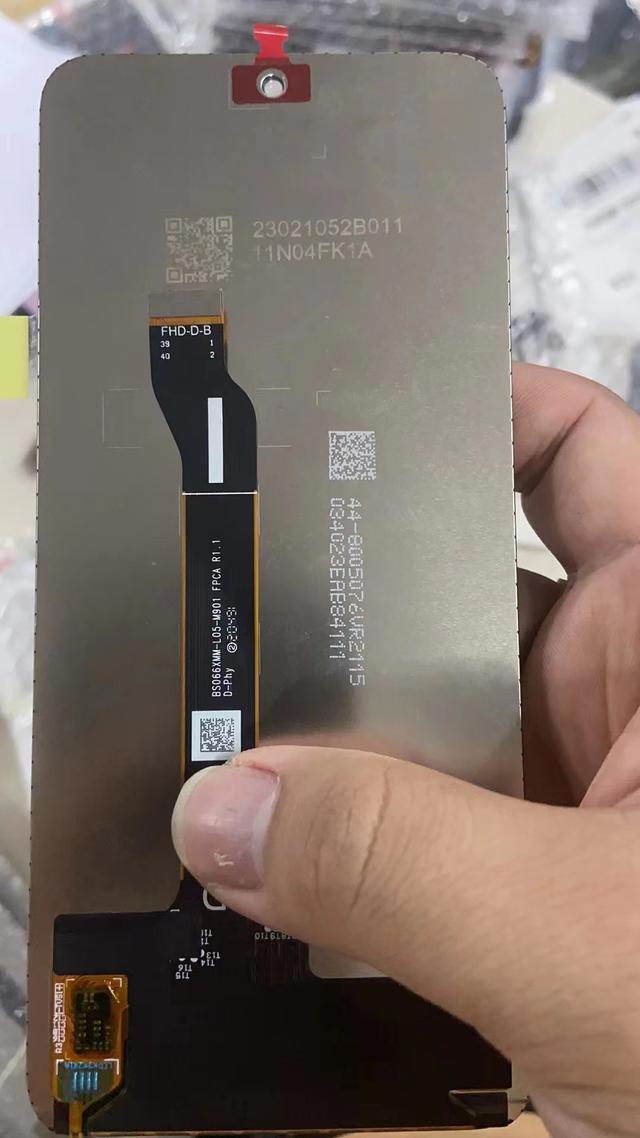 换手机屏幕会不会把里面的东西给换了（换手机屏幕手机里面的东西还会在吗）