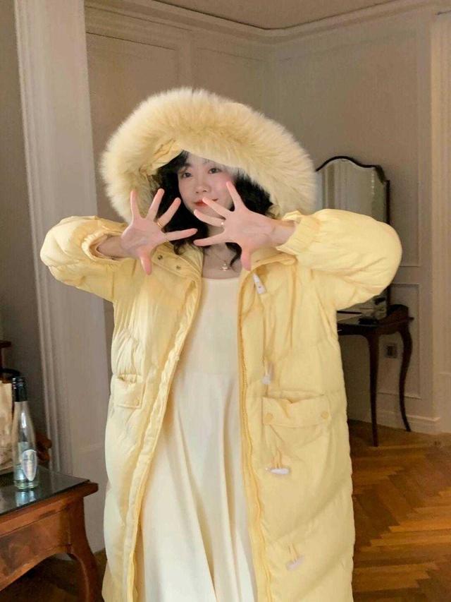 抢色的羽绒服外套配什么样的内搭（红色羽绒服外套配什么颜色内搭最好看）